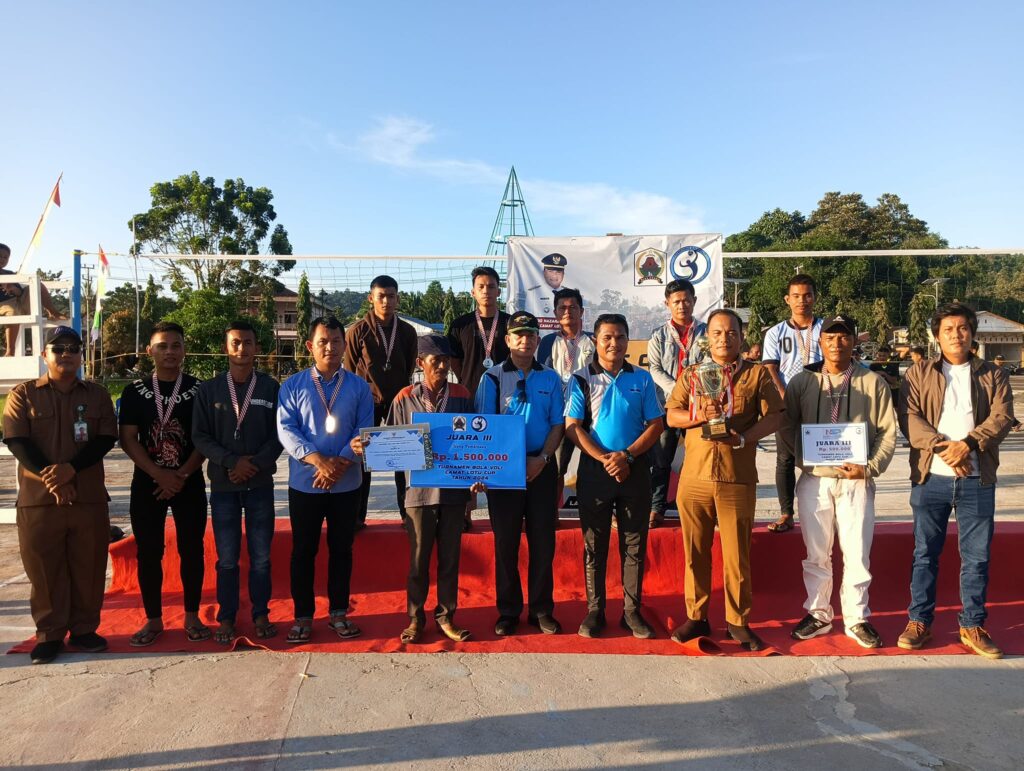 BUPATI DAN WAKIL BUPATI NIAS UTARA TUTUP TURNAMEN BOLA VOLI CAMAT CUP KECAMATAN LOTU